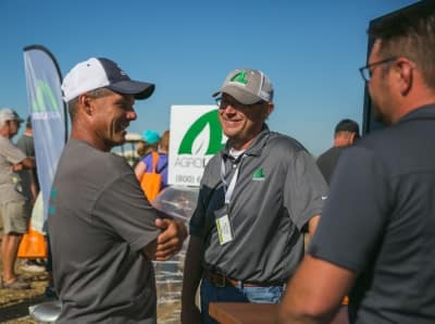 group-chatting-min group chatting